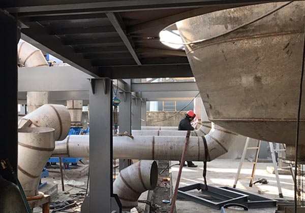 四效蒸發(fā)結(jié)晶設(shè)備處理橡膠助劑行業(yè)廢水項(xiàng)目安裝現(xiàn)場(chǎng) 四效蒸發(fā)結(jié)晶設(shè)備處理橡膠助劑行業(yè)廢水項(xiàng)目安裝現(xiàn)場(chǎng)